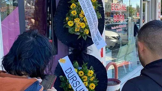 Muğla Dalaman'da bir vatandaş yüksek bulduğu elektrik faturası için Aydem'e siyah çelenk bıraktı