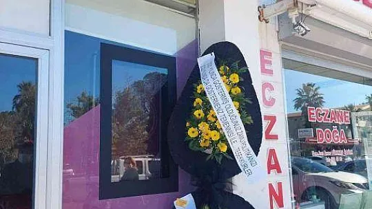 Muğla Dalaman'da bir vatandaş yüksek bulduğu elektrik faturası için Aydem'e siyah çelenk bıraktı