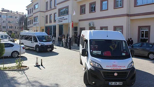 MUĞLA'DAN KIRMIZI YELEKLİLER DEPREMZEDE VATANDAŞLAR İÇİN YOLA ÇIKTI