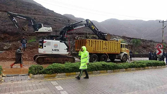 Dilberoğlu, sağanak yağışın etkili olduğu bölgelerde incelemelerde bulundu