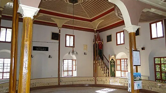 MUĞLA'NIN MENTEŞE İLÇESİNDE BULUNAN TARİHİ CAMİİ HER YIL ZİYARETÇİ AKININA UĞRUYOR
