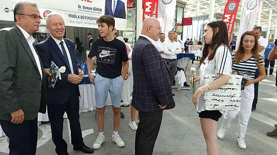 MUĞLA PROTOKOLÜ ÖĞRENCİLERİ ÇİÇEKLERLE KARŞILADI