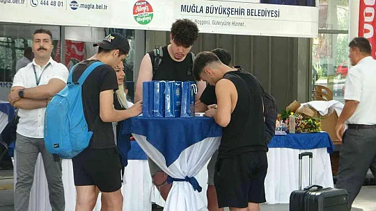 MUĞLA PROTOKOLÜ ÖĞRENCİLERİ ÇİÇEKLERLE KARŞILADI