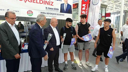 MUĞLA PROTOKOLÜ ÖĞRENCİLERİ ÇİÇEKLERLE KARŞILADI