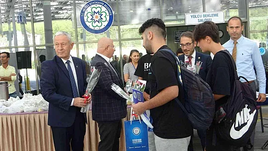 MUĞLA PROTOKOLÜ ÖĞRENCİLERİ ÇİÇEKLERLE KARŞILADI