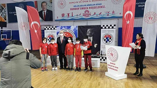 Muğla, satrançta Burdur'da 5 takımla final hakkı kazandı