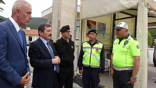 Muğla Valisi Tavlı önce denetimlere katıldı sonra iftarını Jandarma ve emniyet birimleri ile yaptı