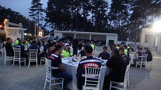 Muğla Valisi Tavlı önce denetimlere katıldı sonra iftarını Jandarma ve emniyet birimleri ile yaptı