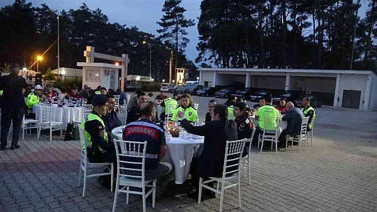 Muğla Valisi Tavlı önce denetimlere katıldı sonra iftarını Jandarma ve emniyet birimleri ile yaptı