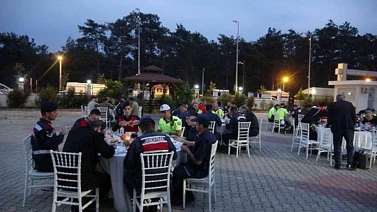 Muğla Valisi Tavlı önce denetimlere katıldı sonra iftarını Jandarma ve emniyet birimleri ile yaptı