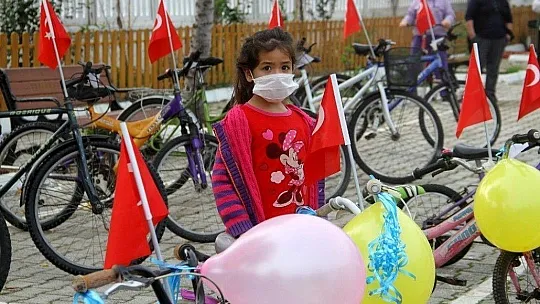 Muhtar, hayırseverlerden topladığı bisikletleri çocuklara dağıtıyor