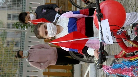 Muhtar, hayırseverlerden topladığı bisikletleri çocuklara dağıtıyor