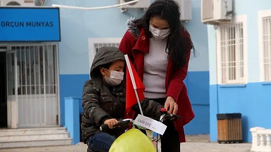 Muhtar, hayırseverlerden topladığı bisikletleri çocuklara dağıtıyor