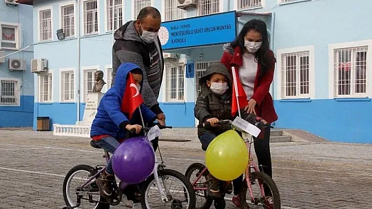 Muhtar, hayırseverlerden topladığı bisikletleri çocuklara dağıtıyor