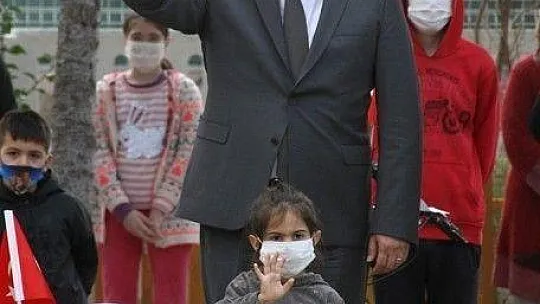 Muhtar, hayırseverlerden topladığı bisikletleri çocuklara dağıtıyor