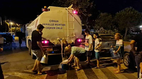 Muhtar, tankerle su dağıttı