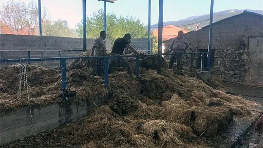 Muhtardan itfaiye tankeri ile yangına ilk müdahale
