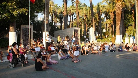 Murat Övüç eylemci kadınlar tarafından kovuldu