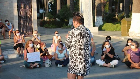 Murat Övüç eylemci kadınlar tarafından kovuldu