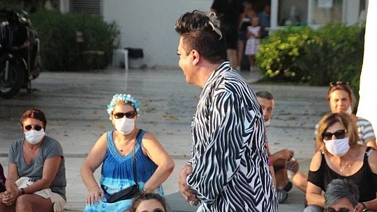 Murat Övüç eylemci kadınlar tarafından kovuldu