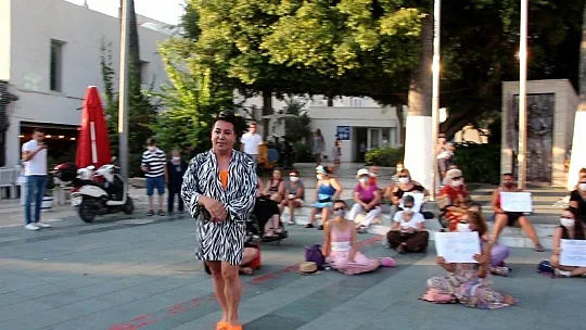 Murat Övüç eylemci kadınlar tarafından kovuldu