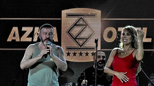 Başarılı şarkıcılar geceye renk kattılar