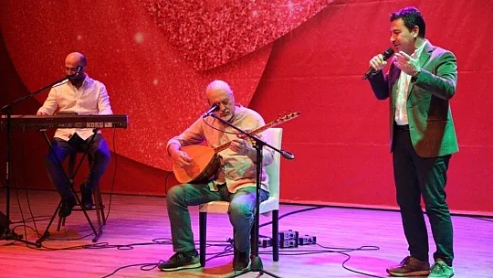 Müziğe hasret kalan sanatçılar sahneden inmek bilmedi