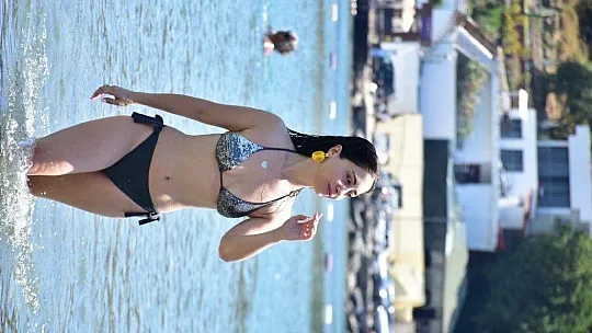 Nihan, denizin keyfini doyasıya çıkardı