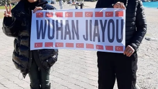 'Diren Wuhan' Yamaç paraşütçülerinden Çinlilere destek