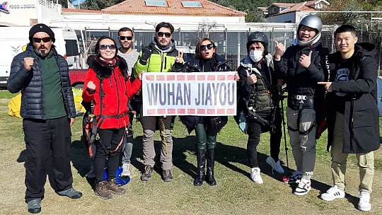 'Diren Wuhan' Yamaç paraşütçülerinden Çinlilere destek