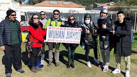 'Diren Wuhan' Yamaç paraşütçülerinden Çinlilere destek