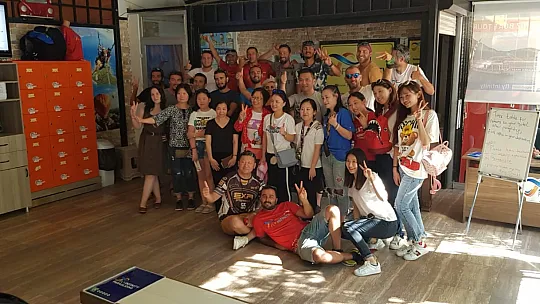 'Diren Wuhan' Yamaç paraşütçülerinden Çinlilere destek