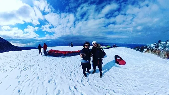 'Diren Wuhan' Yamaç paraşütçülerinden Çinlilere destek