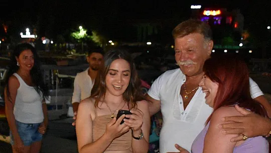 Nuri Alço, balayı için Marmaris'e geldi