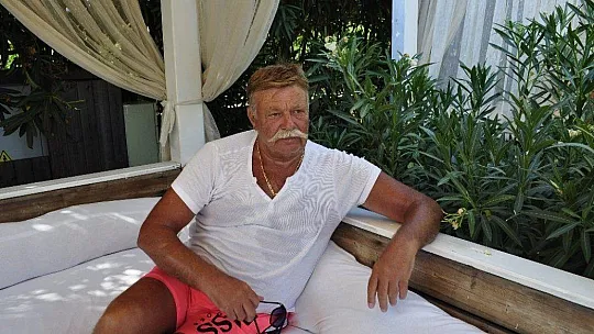 Nuri Alço, balayı için Marmaris'e geldi