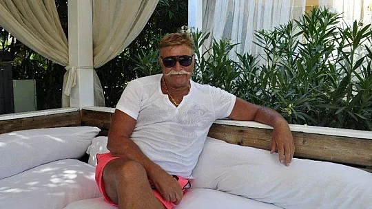 Nuri Alço, balayı için Marmaris'e geldi