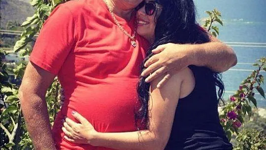 Nuri Alço, balayı için Marmaris'e geldi