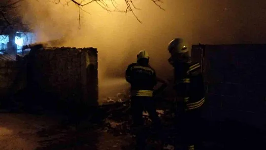 Odun deposundaki yangın geceyi aydınlattı