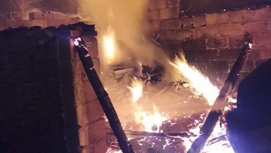 Odun deposundaki yangın geceyi aydınlattı
