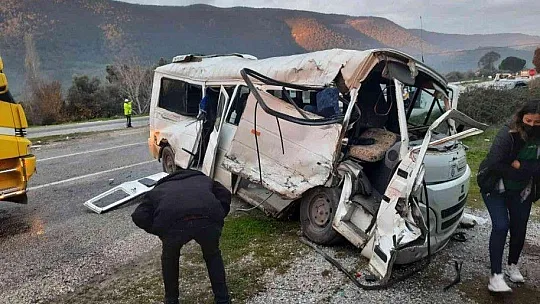 Öğrenci servisi tırla çarpıştı: 18 yaralı