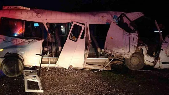 Öğrenci servisi tırla çarpıştı: 18 yaralı