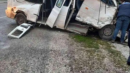 Öğrenci servisi tırla çarpıştı: 18 yaralı