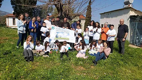 Öğrenciler Datça'da 25 adet harnup fidanı dikti