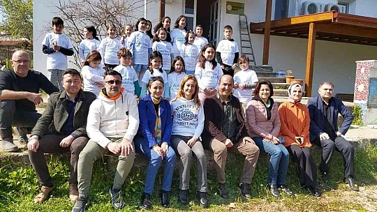 Öğrenciler Datça'da 25 adet harnup fidanı dikti