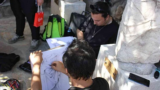Öğrenciler Marmaris Kalesi'nde resim yaptı, konser verdi