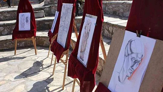 Öğrenciler Marmaris Kalesi'nde resim yaptı, konser verdi