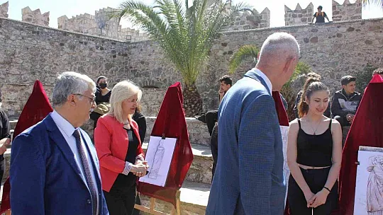Öğrenciler Marmaris Kalesi'nde resim yaptı, konser verdi