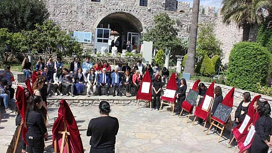 Öğrenciler Marmaris Kalesi'nde resim yaptı, konser verdi