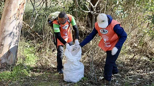 Öğrenciler Sakin Kent Akyaka'da azmak kenarı temizliği yaptı