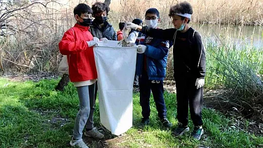 Öğrenciler Sakin Kent Akyaka'da azmak kenarı temizliği yaptı